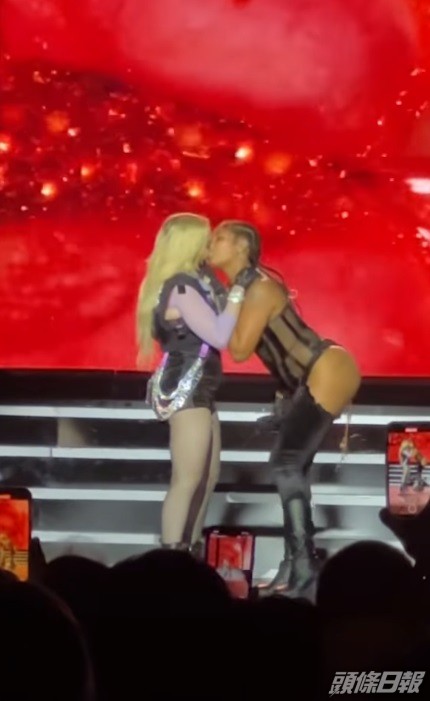 娜姐與年輕饒舌歌手Tokischa玩女女親熱，引發一片罵聲。